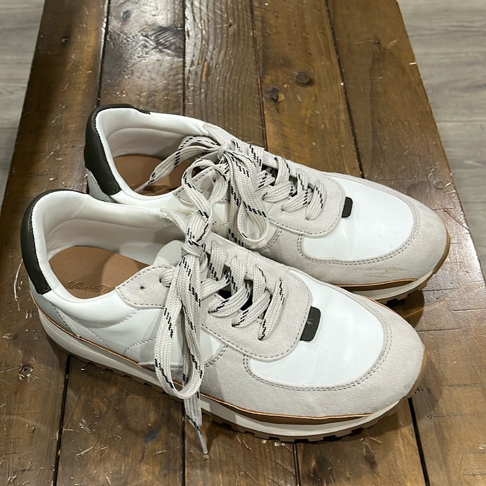 Tennis shoes